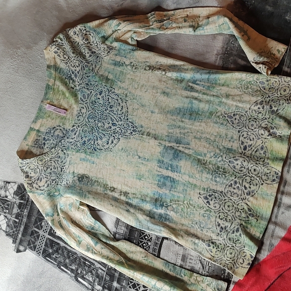 Kiara Green/White Shirt - Picture 1 of 7